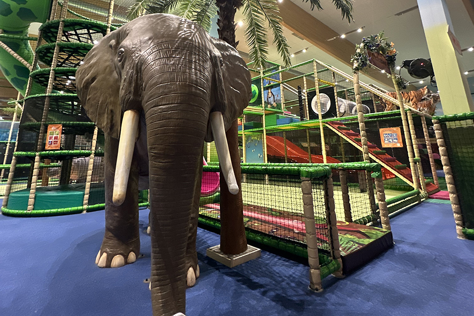 Stor leksakselefant i verklig storlek på ett lekland för barn