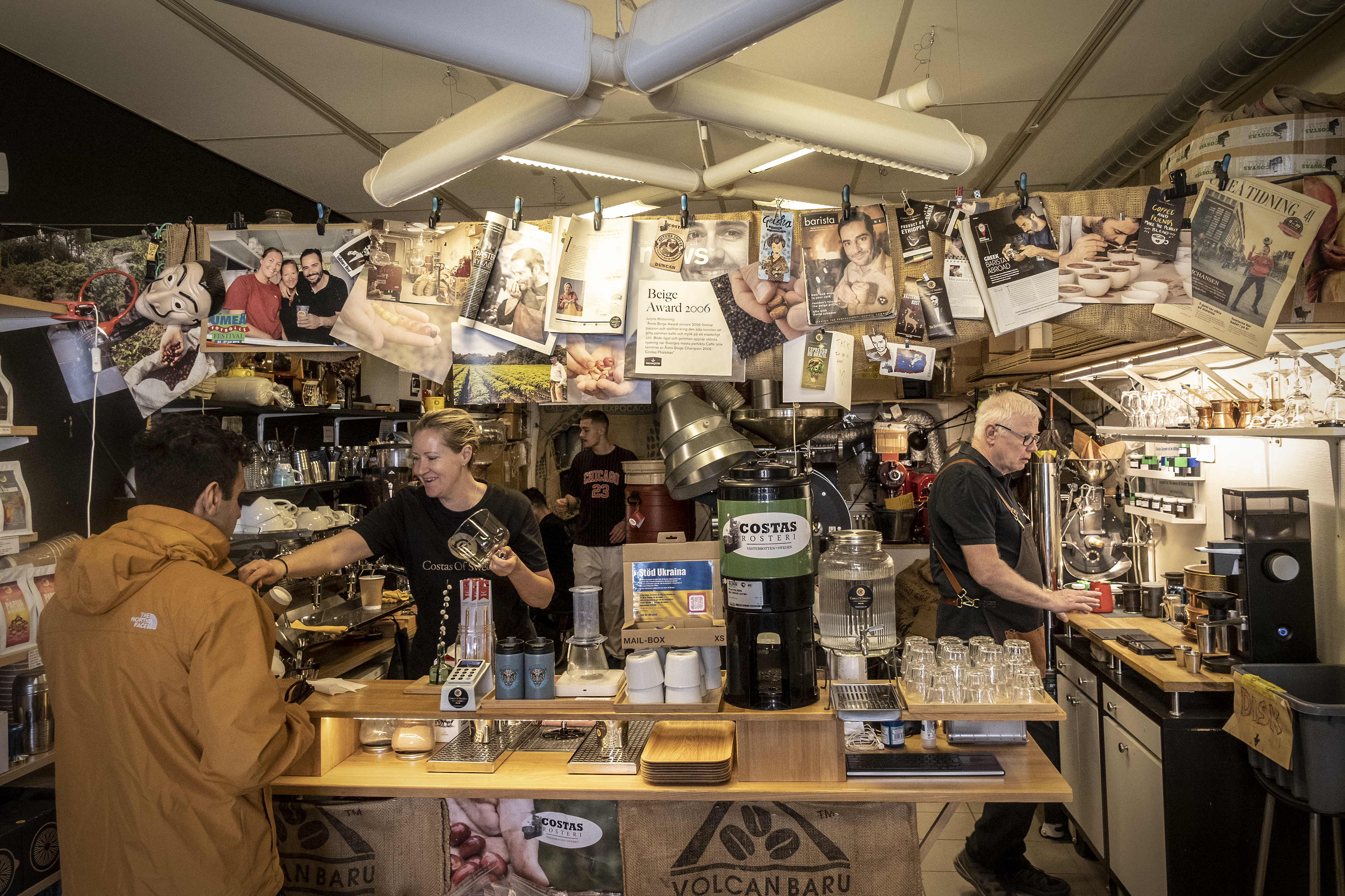 Fyra personer i en kaffebutik