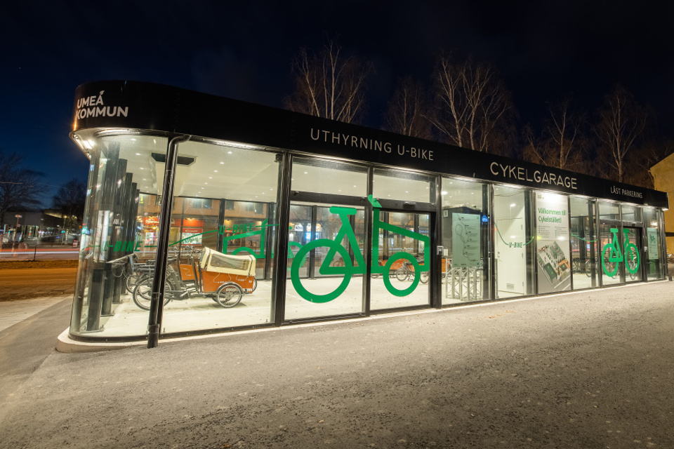 Cykelgaraget Cykelstället i korsningen Kungsgatan - Västra Esplanaden, Umeå.