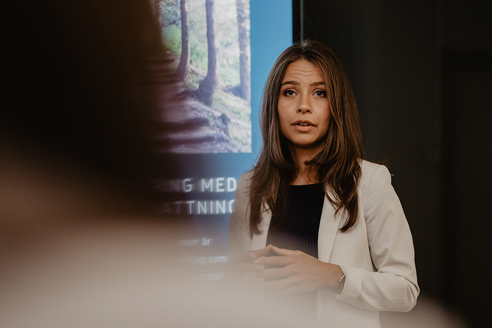 Bilden visar en kvinna som föreläser