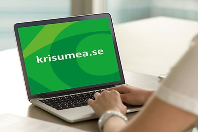Datorskärm med text "krisumea.se"