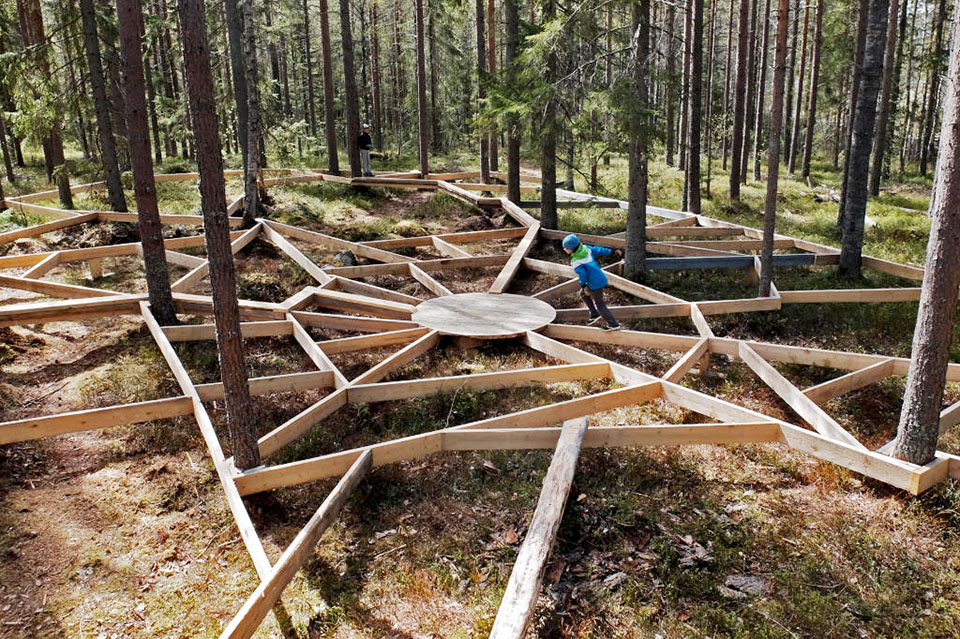 Barn balanserar på ett av hindren på Äventyrsstigen.