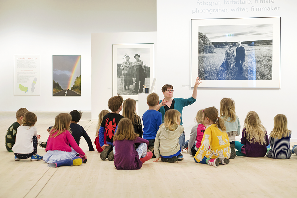 Madelene Edlund berättar för barn om en utställning med Sune Jonsson-fotografier på Västerbottens museum.
