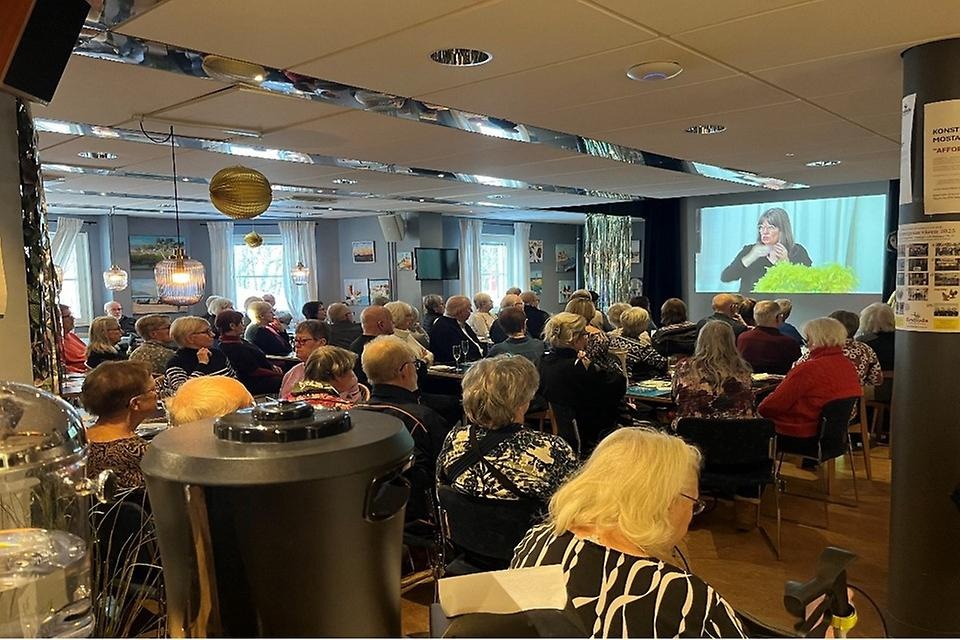 Människor som deltar i Seniorträff på Ersboda Folkets Hus