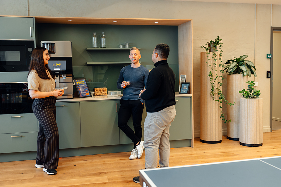 Kollegor samtalar i fikarum