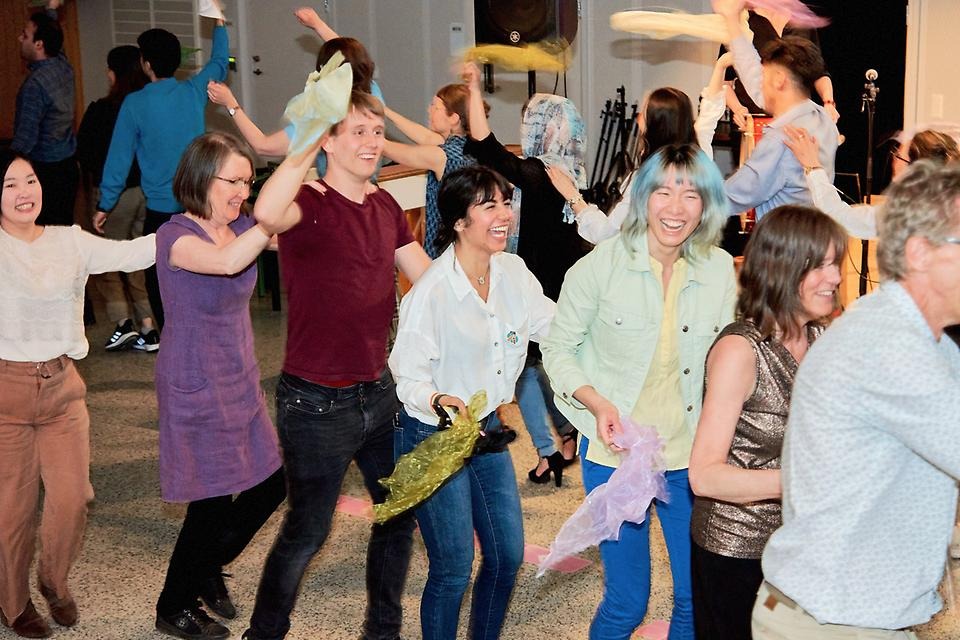 Personer som dansar persisk dans