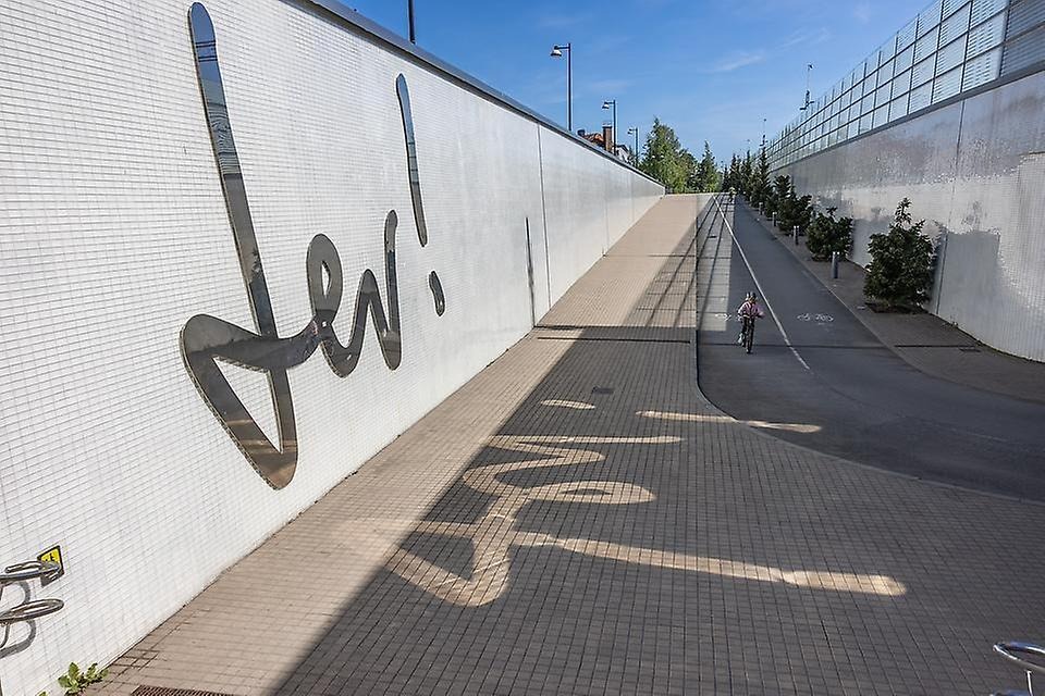 Tunnel under järnvägen med texten Lev! på väggen