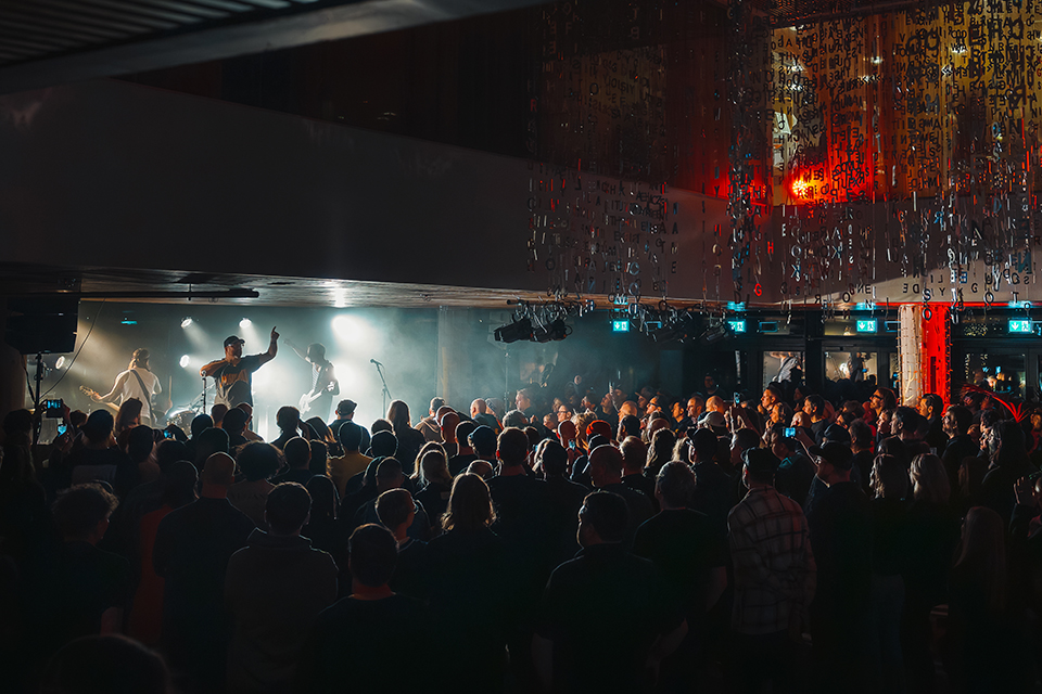 Människor i publikhav tittar på konsert