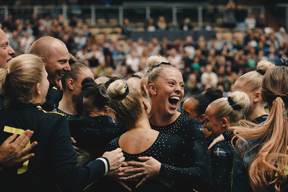 Glada idrottare firar vinst