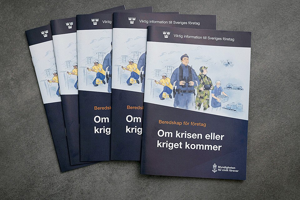 Fem broschyrer på en grå yta