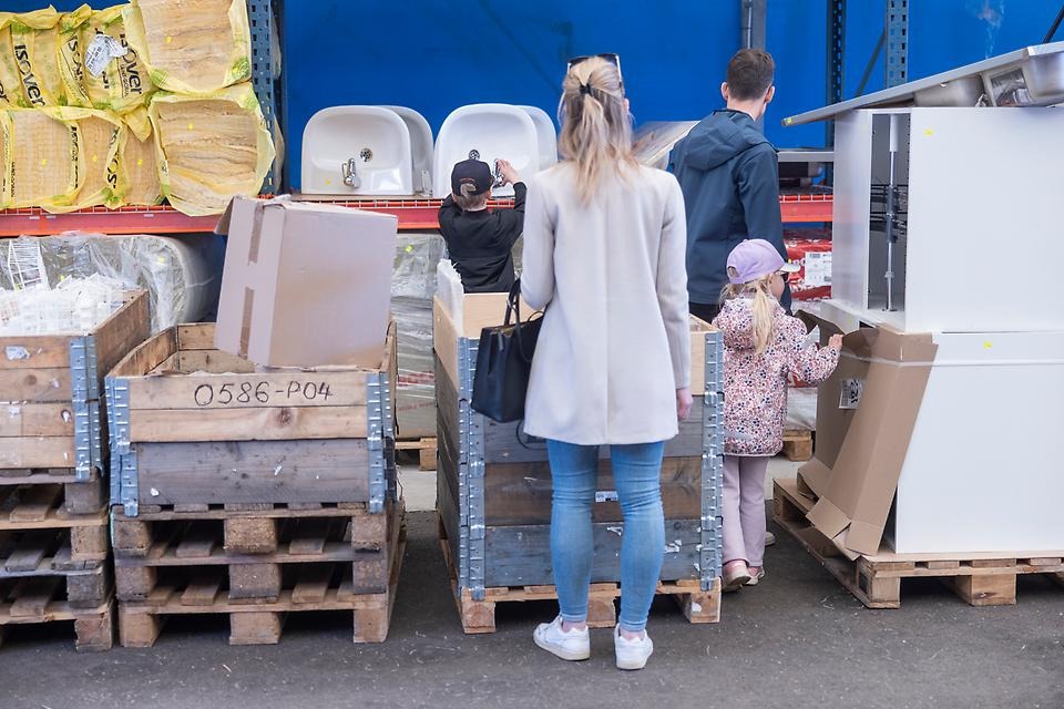 En barnfamilj som handlar på Byggåterbruket-