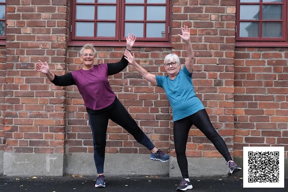 Två glada kvinnor i träningskläder som utför en balansövning, QR-kod till hemsida