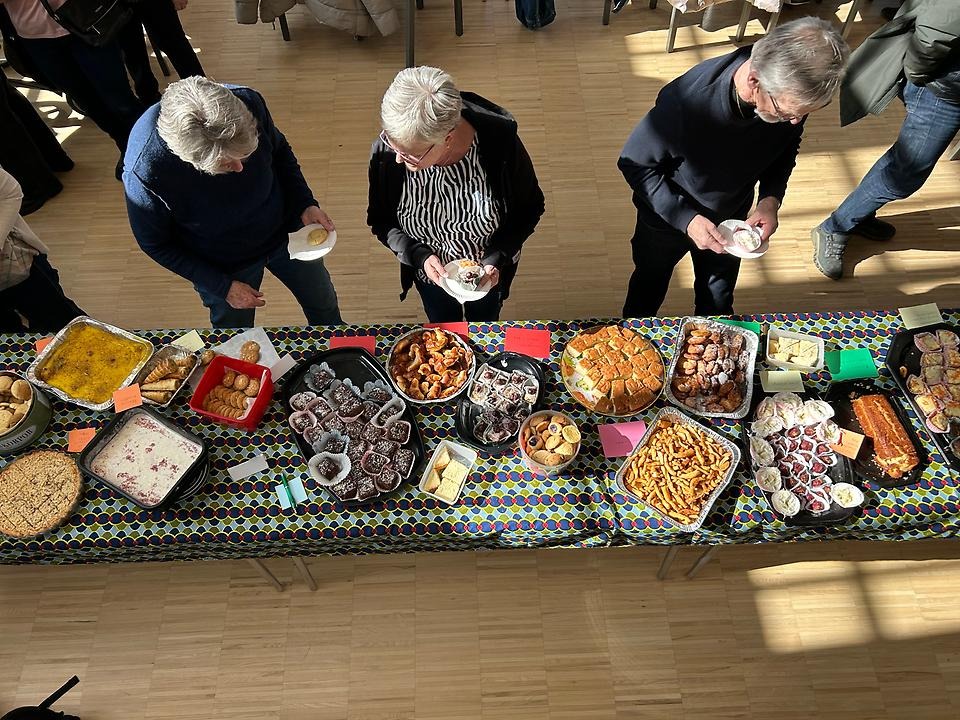 Samling av människor som deltar i Världens fika på Restaurang Översten