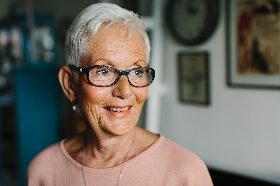 Fräsch äldre kvinna