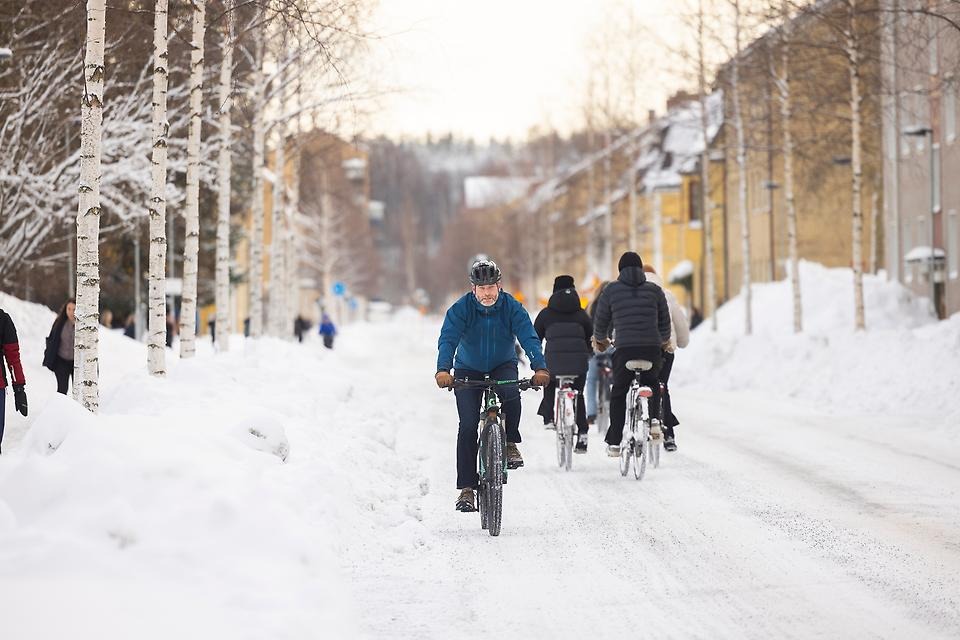 Flera cyklister i vintermiljö
