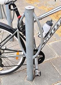 en cykel står parkerad i ett ställ