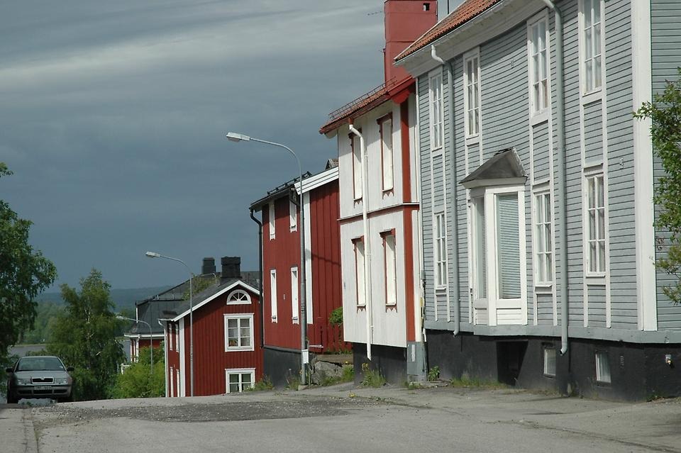 Äldre hus vi lugn gata