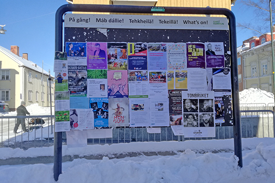 en tavla med affischer