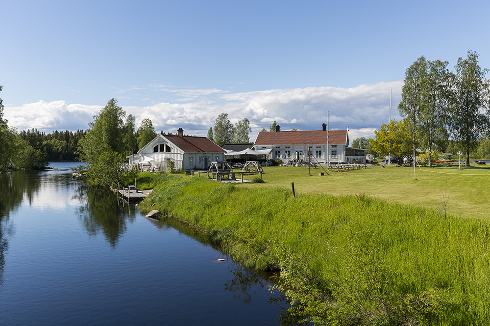 En man som står på en scen och föreläser.
