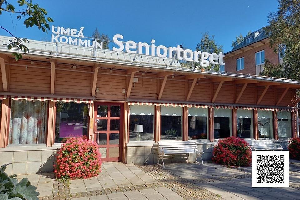 Seniortorget i sommarskrud med QR-kod till sommaraktiviteter