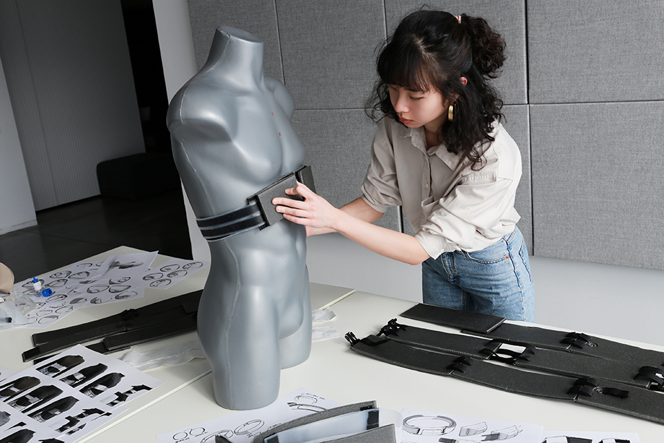 Yuchen Lan arbetar med sitt prisvinnande designkoncept.