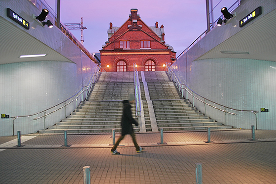 en människa går i en tunnel, trappor, stationshuset