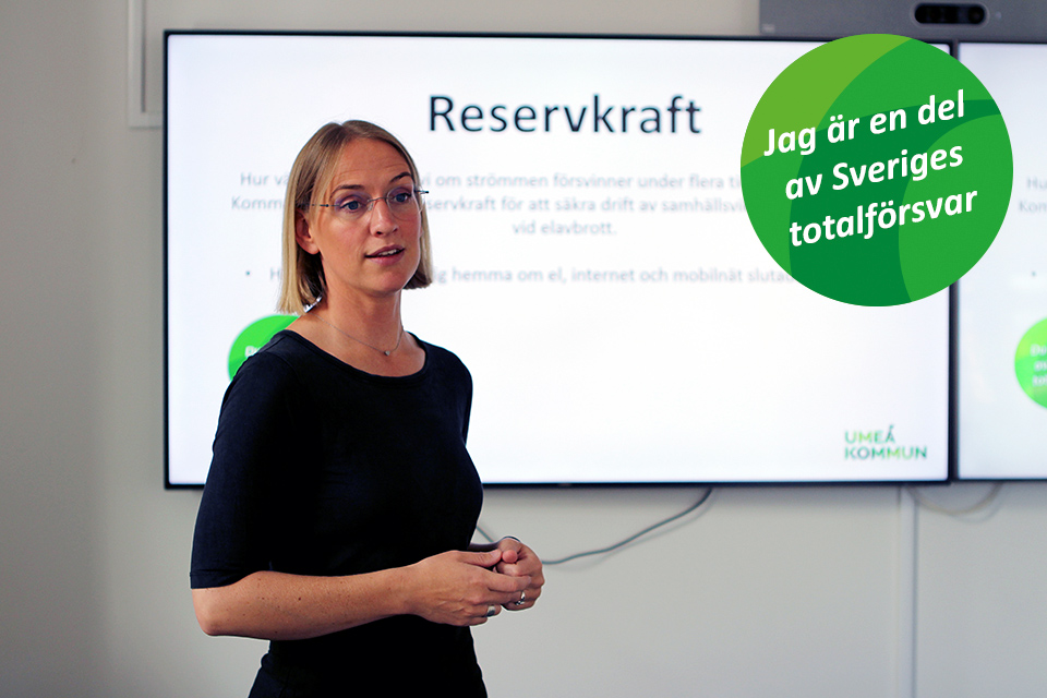 Alva, beredskapssamordnare, Umeå kommun föreläser, med text "Vi är en del av Sveriges totalförsvar".