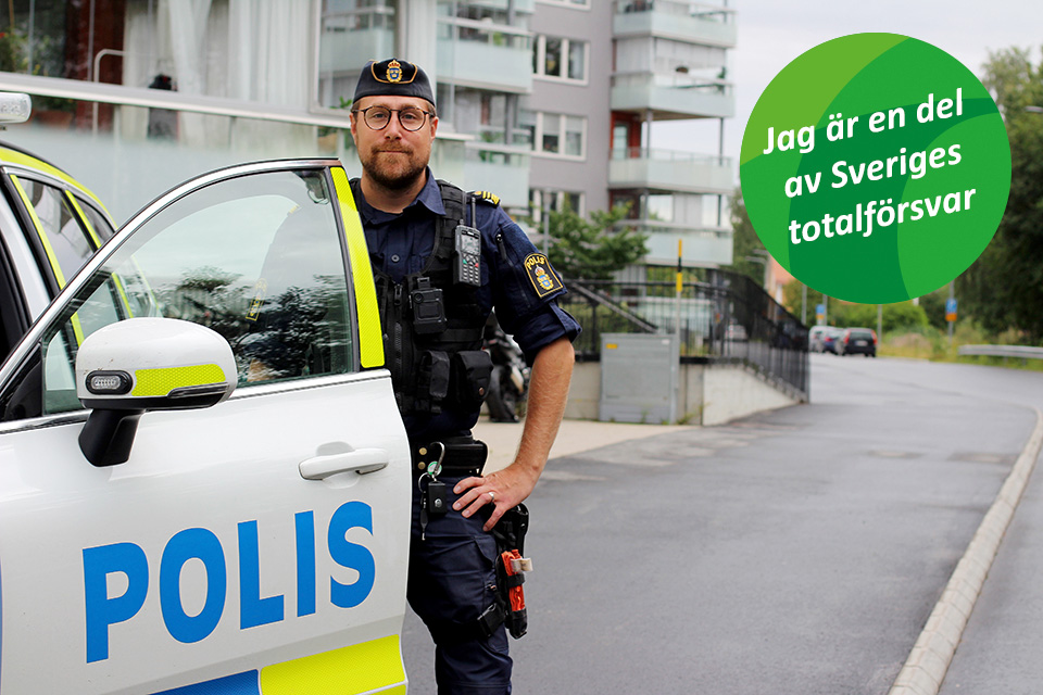 Joel, polisinspektör, vid polisbil, med text "Vi är en del av Sveriges totalförsvar".