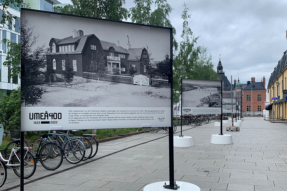 Skyltar på Rådhusesplanaden med historiska bilder från Umeå