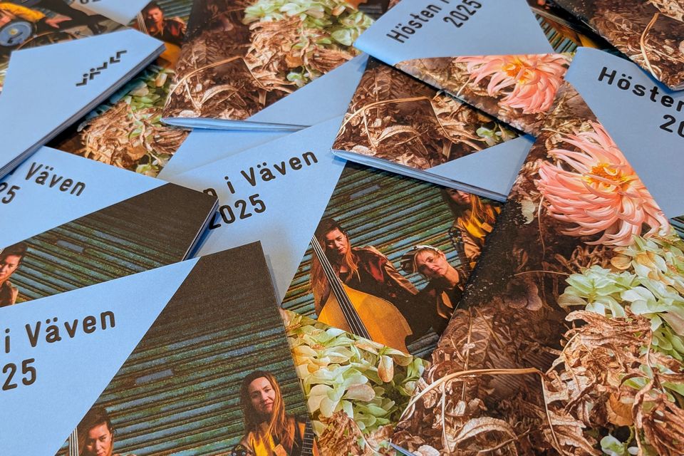 Utspridda kataloger som på varandra.