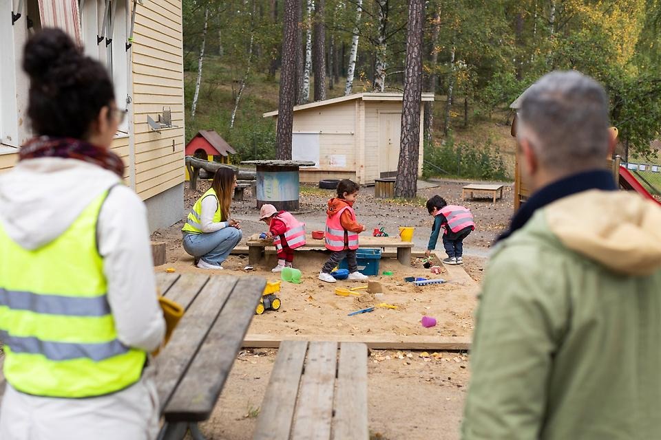 Bild av pedagoger och barn utomhus på förskolan.