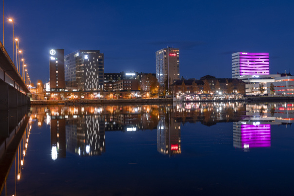 Norrsken över Umeå centrum och Umeälven.