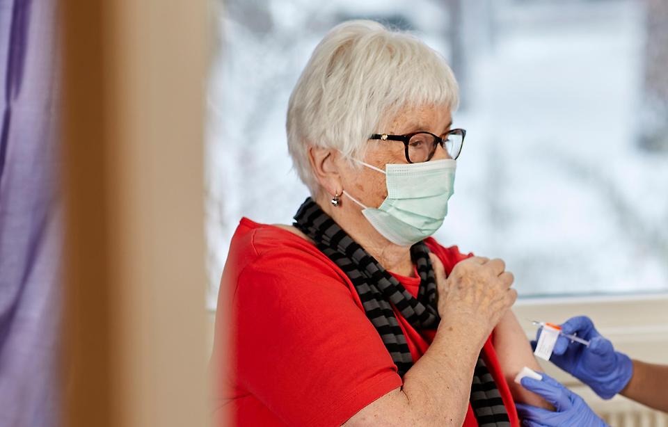 Kvinna som blir vaccinerad