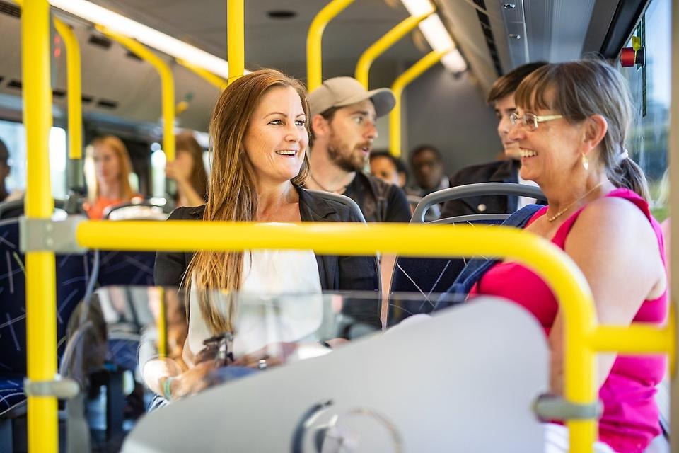 Två kvinnor på bussen.