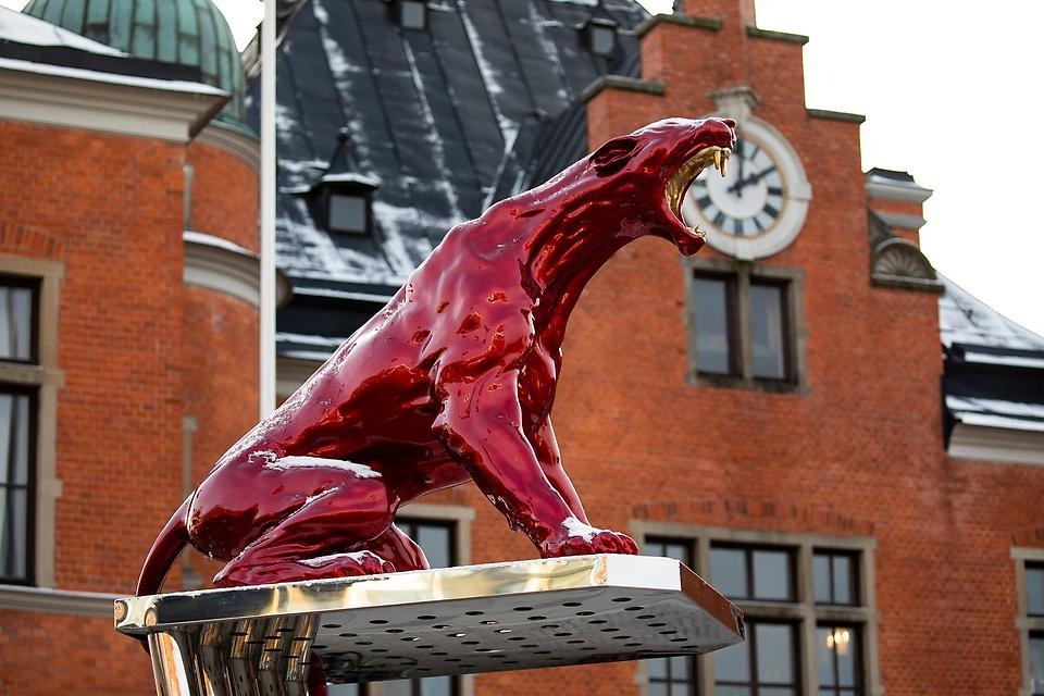 Den röda puman som ryter på Rådhustorget i Umeå.