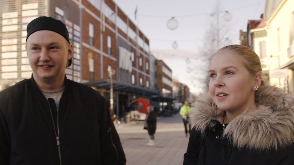 Halvbild av en ung man och en ung kvinna på gågatan i Umeå.