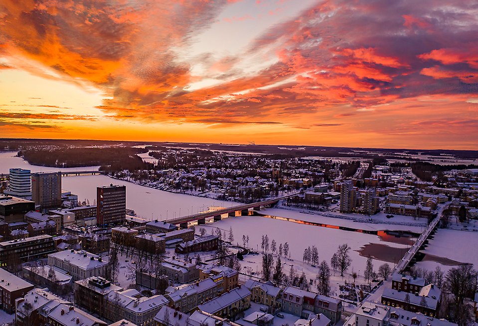 Drönarbild som visar Umeå centrum i solnedgång en vinterdag.