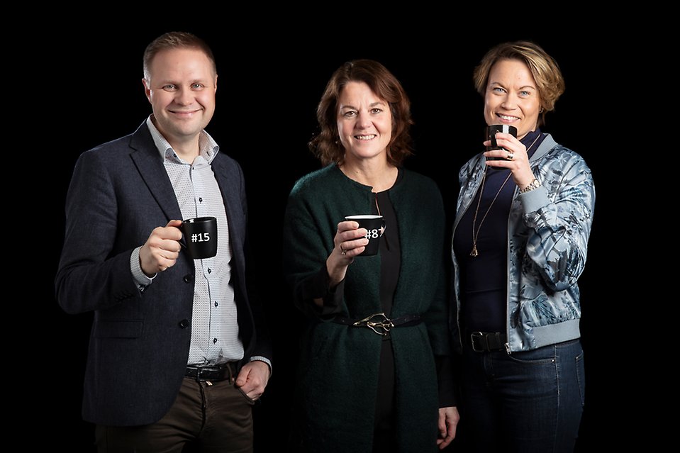 Fredrik Strinnholm, Agneta Filén och Anna Molin från Umeå kommun Näringsliv med numrerade kaffekoppar i händerna.