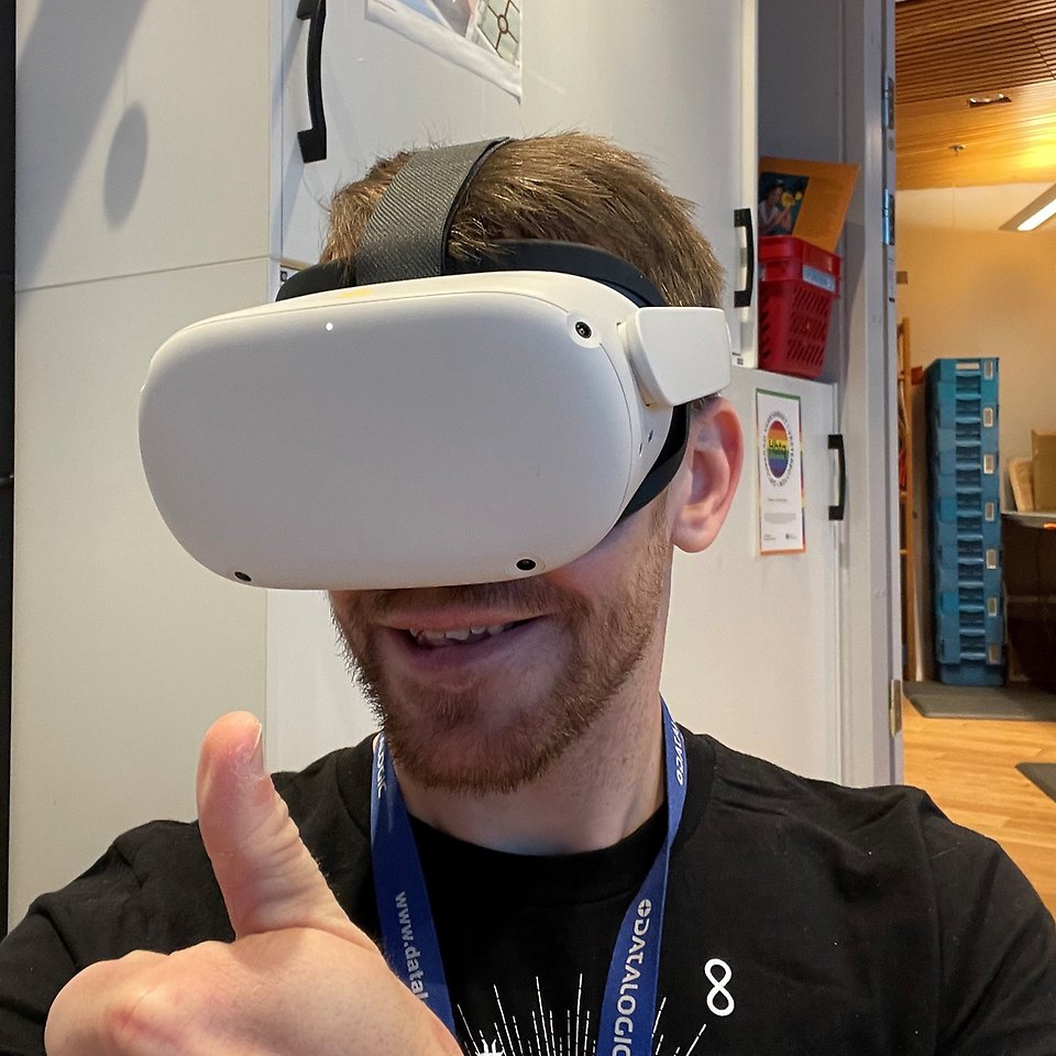 Bild på person som sitter med VR-glasögon