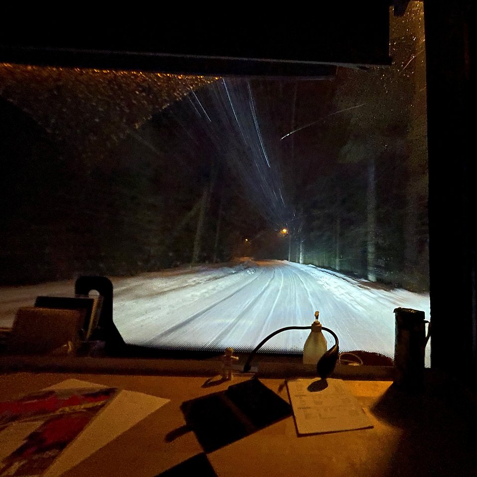 Bild på en snöigväg