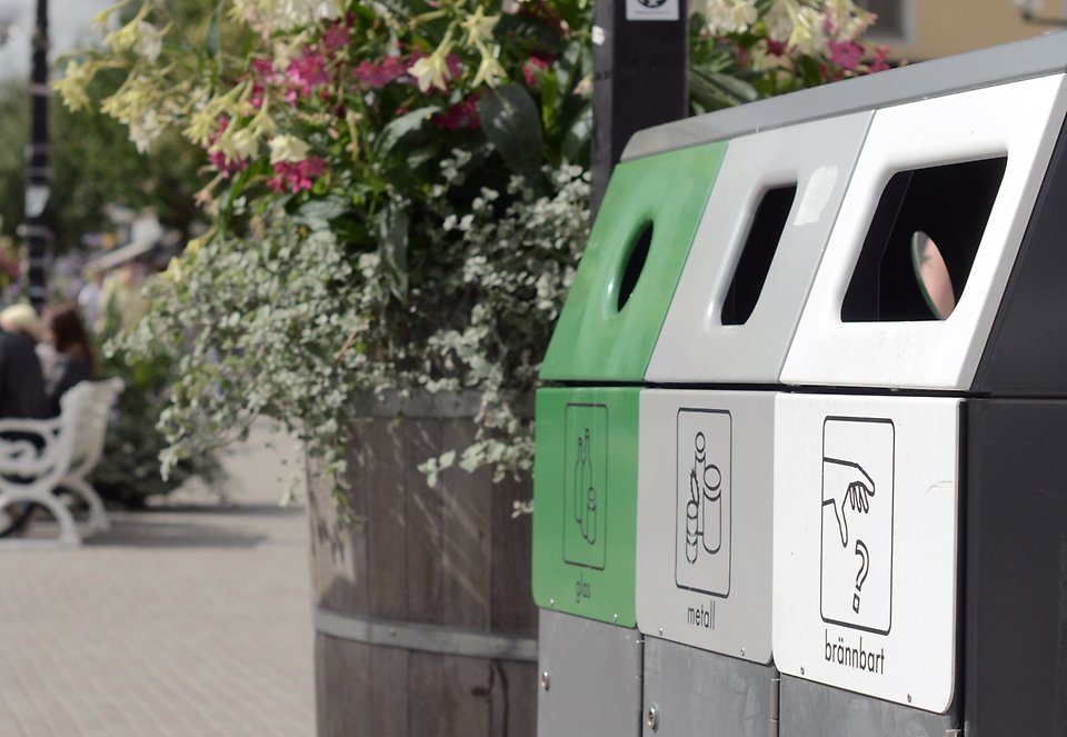 grön soptunna på torget