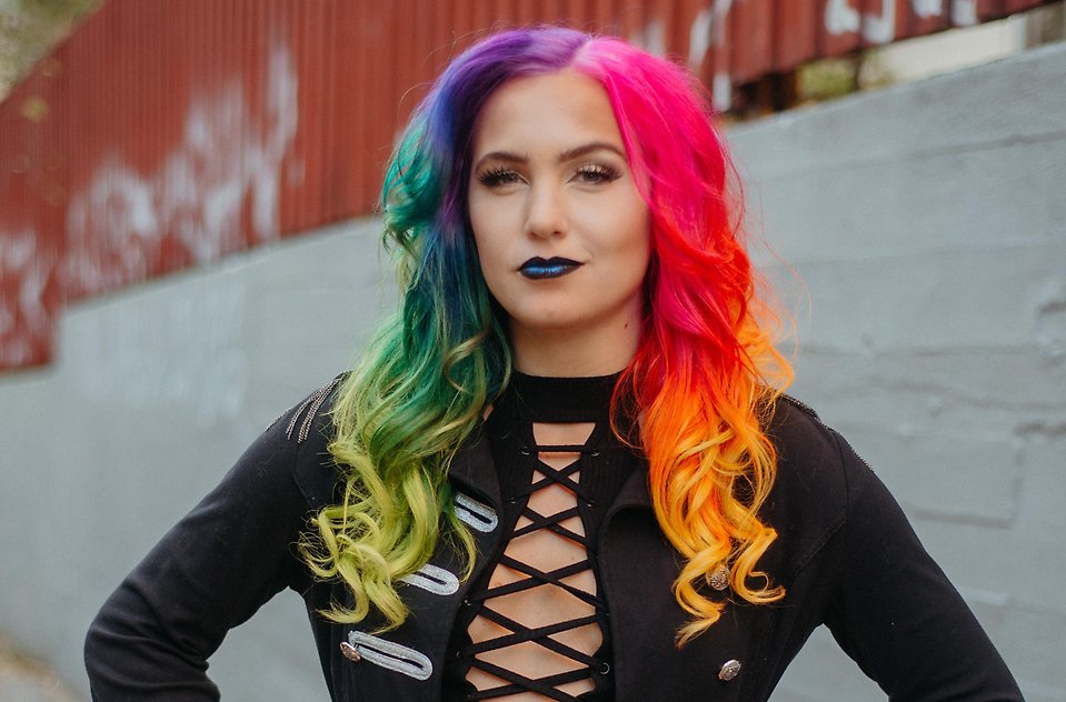 Linnea Claeson i regnbågsfärgat hår.