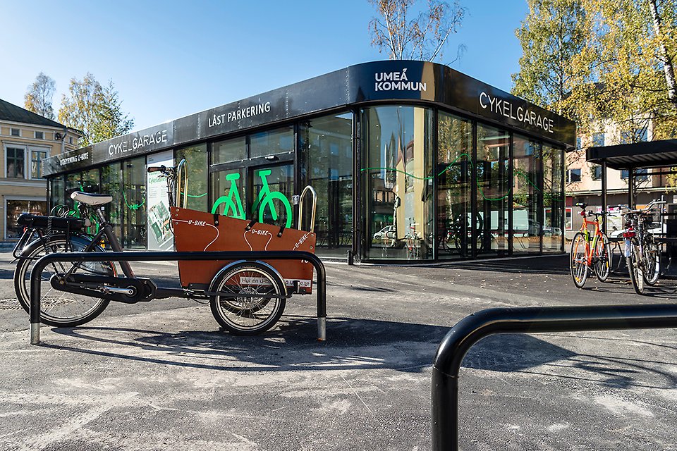 Lådcykel utanför cykelgaraget Cykelstället i korsningen Kungsgatan - Västra Esplanaden, Umeå.