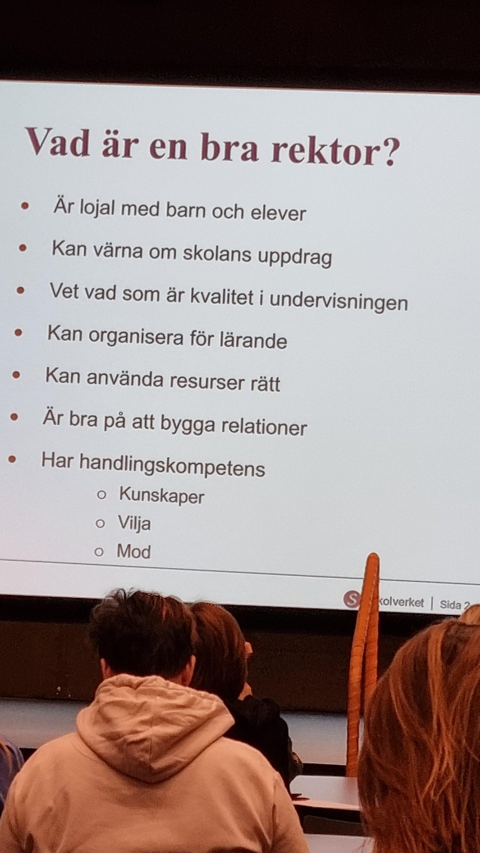 Personer håller varandra i händerna.