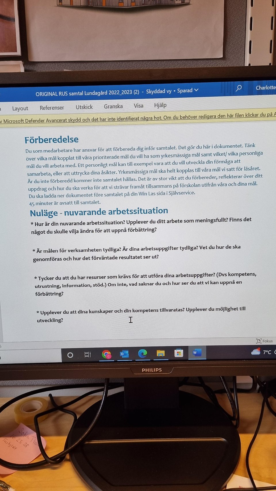 Skolelever springer i korridor.