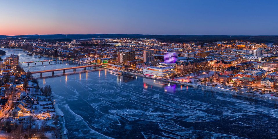 Bilden visar nybyggda bostäder i Umeå med utsikt över älven