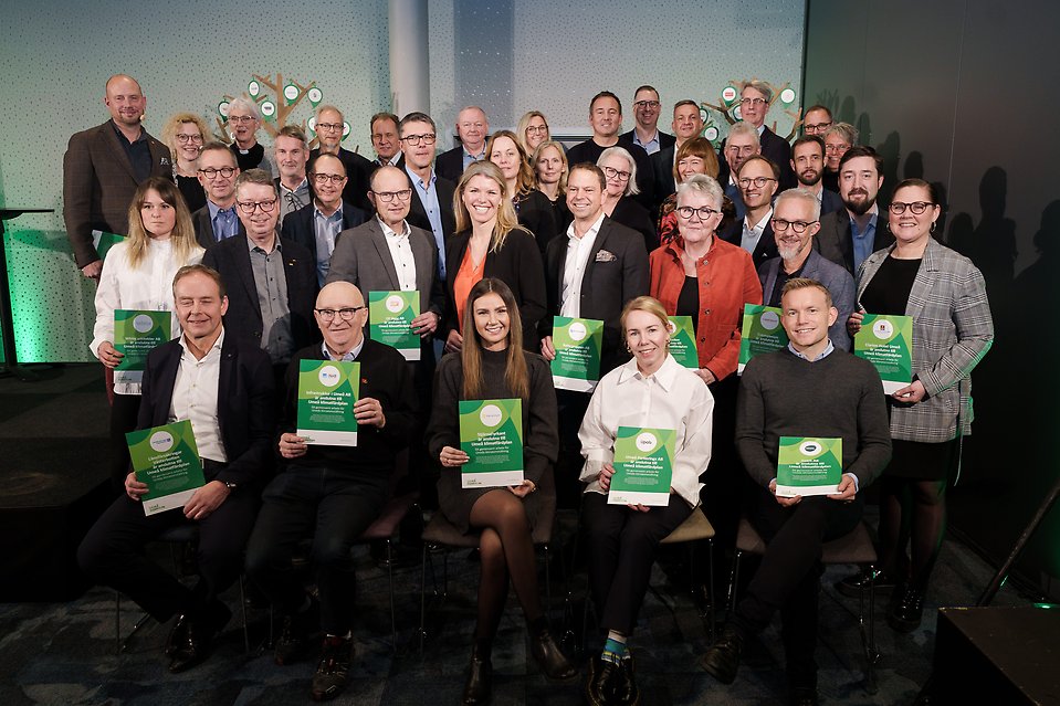 Gruppbild med företrädare för 37 företag som har anslutit till Umeå klimatfärdplan