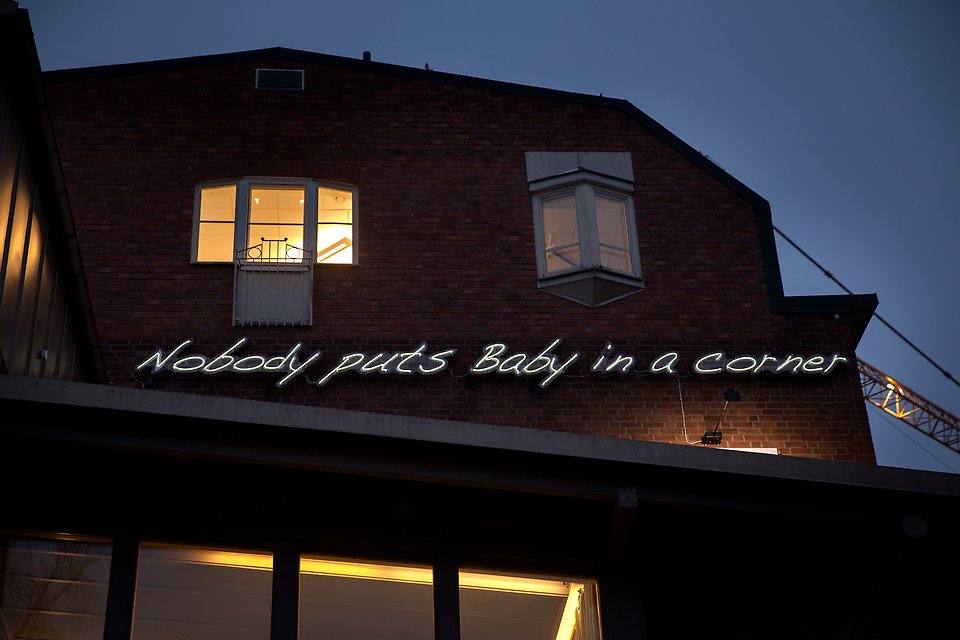 Konstverket med samma text som titel: Nobody puts baby in a corner.