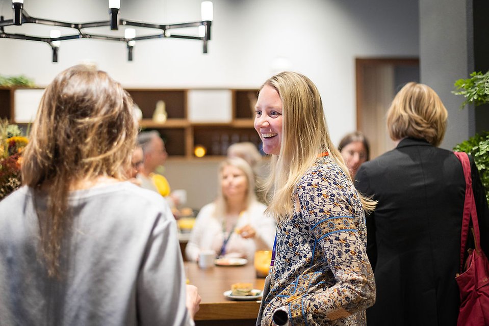 Glad stämning bland deltagarna under fikat