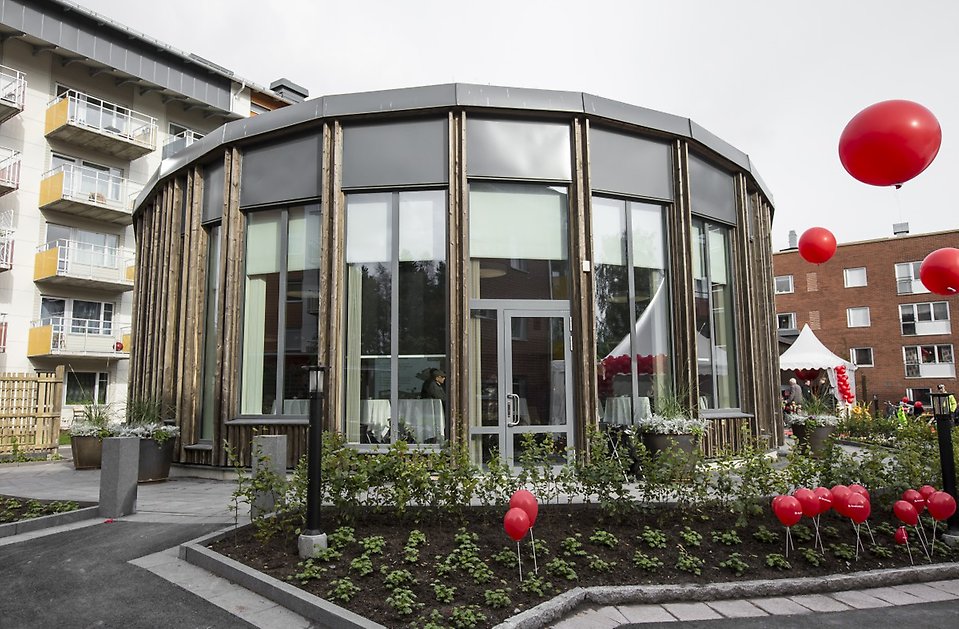 Exteriör av Vinterträdgården på Geografigränd 2 under invigningsdagen 2012.